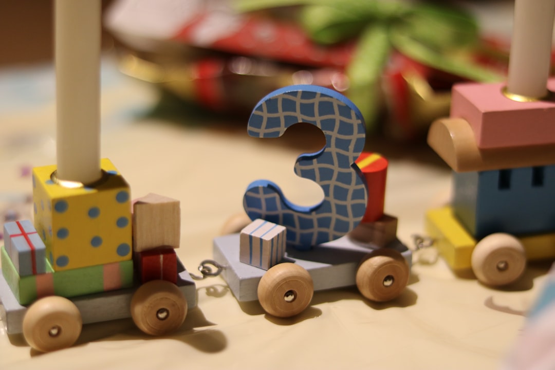 Bunte Bausteine als mögliche Geschenkidee für Kinder