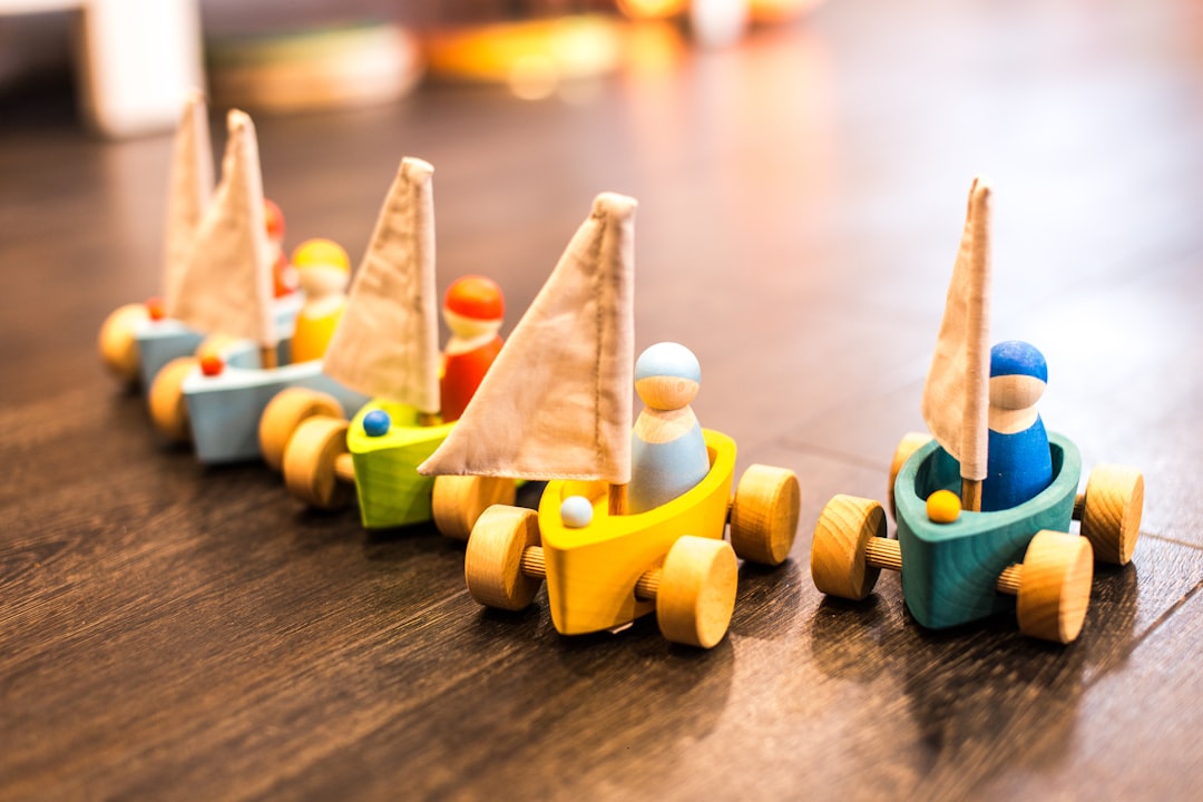 Mehrere kleine Spielzeugfahrzeuge als Beispiel für langlebiges Spielzeug