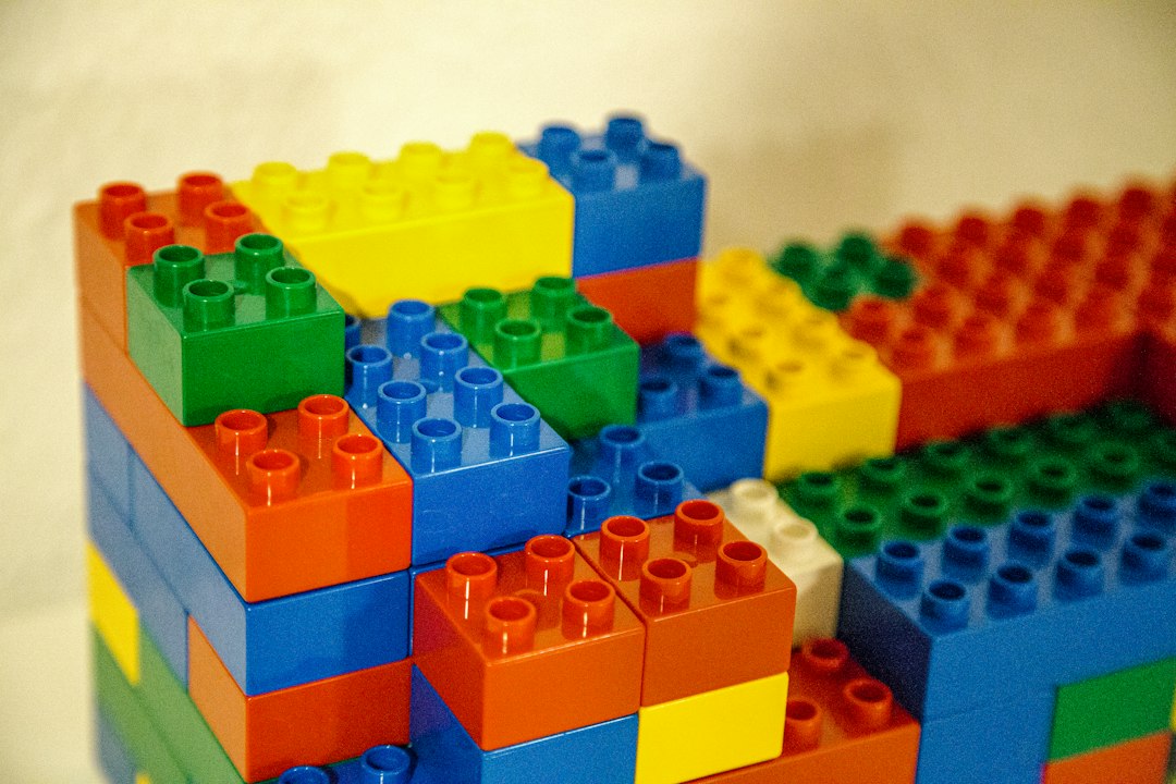 Verschiedene Bausteine als Beispiel für Konstruktionsspielzeug