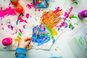 Bunte Mal- und Bastelmaterialien auf einem Tisch