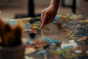 Puzzleteile als Beispiel für spielerisches Lernen