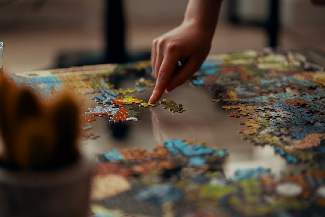 Puzzleteile als Beispiel für spielerisches Lernen