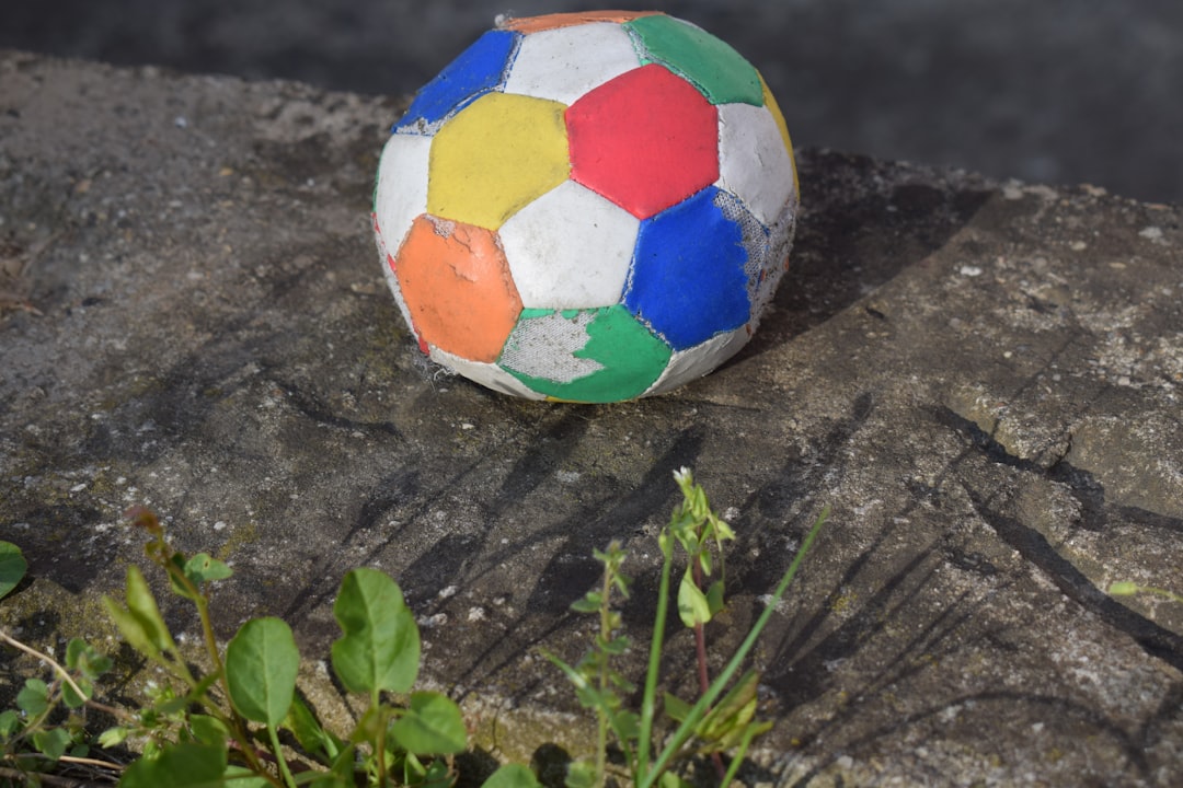 Bunter Ball als Beispiel für einfaches Outdoor-Spielzeug