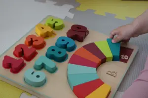 Kleines Kind beschäftigt sich mit einem Holzspielzeug