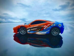 Ferngesteuertes Spielzeugauto auf glattem Untergrund