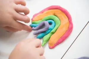 Bunte Spielknete in mehreren Farben für erste Knetideen mit Kindern