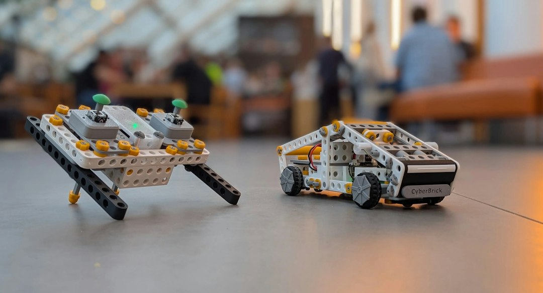 Fernbedienung neben einem kleinen Spielzeugauto aus Bausteinen zur Veranschaulichung der RC-Steuerung