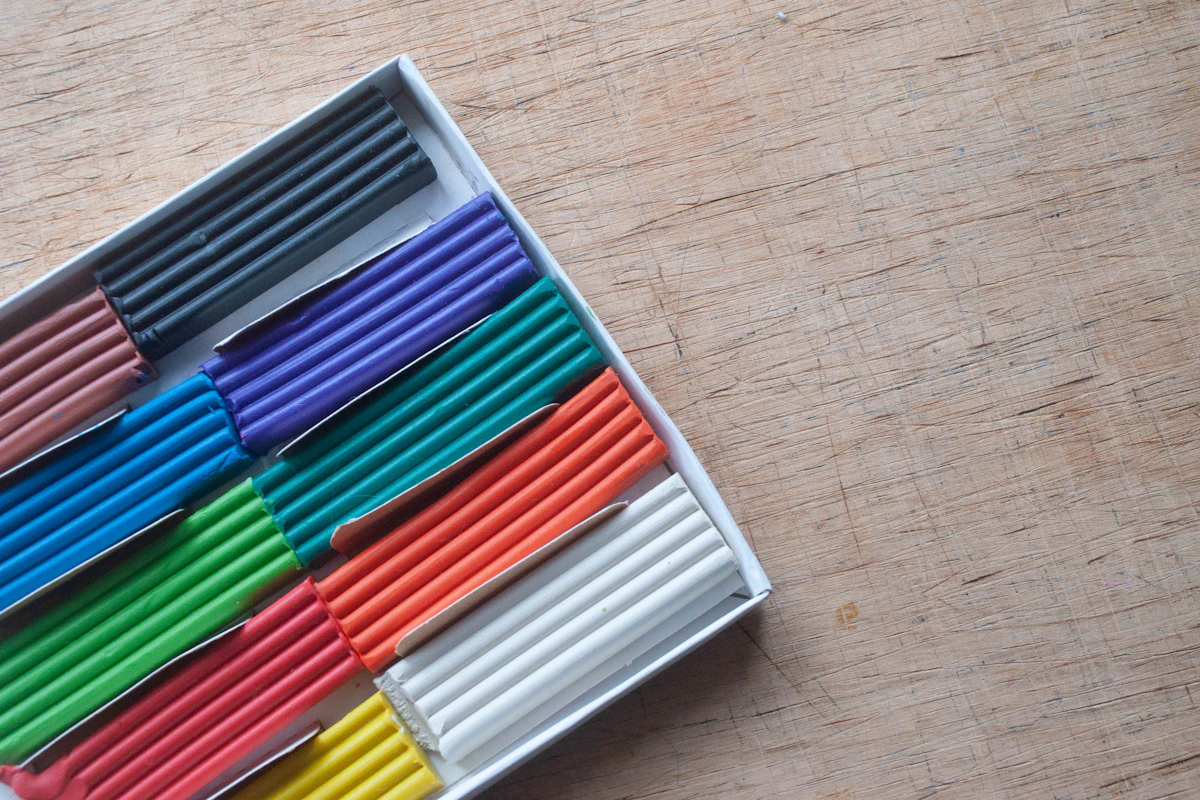 Verschiedene Farben von Modellierknete als Vergleich von Knetmaterialien