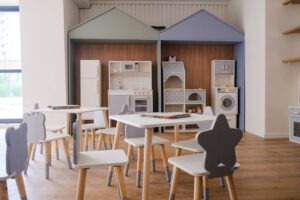 Spielküche und Kindermöbel in einem hellen Kinderzimmer