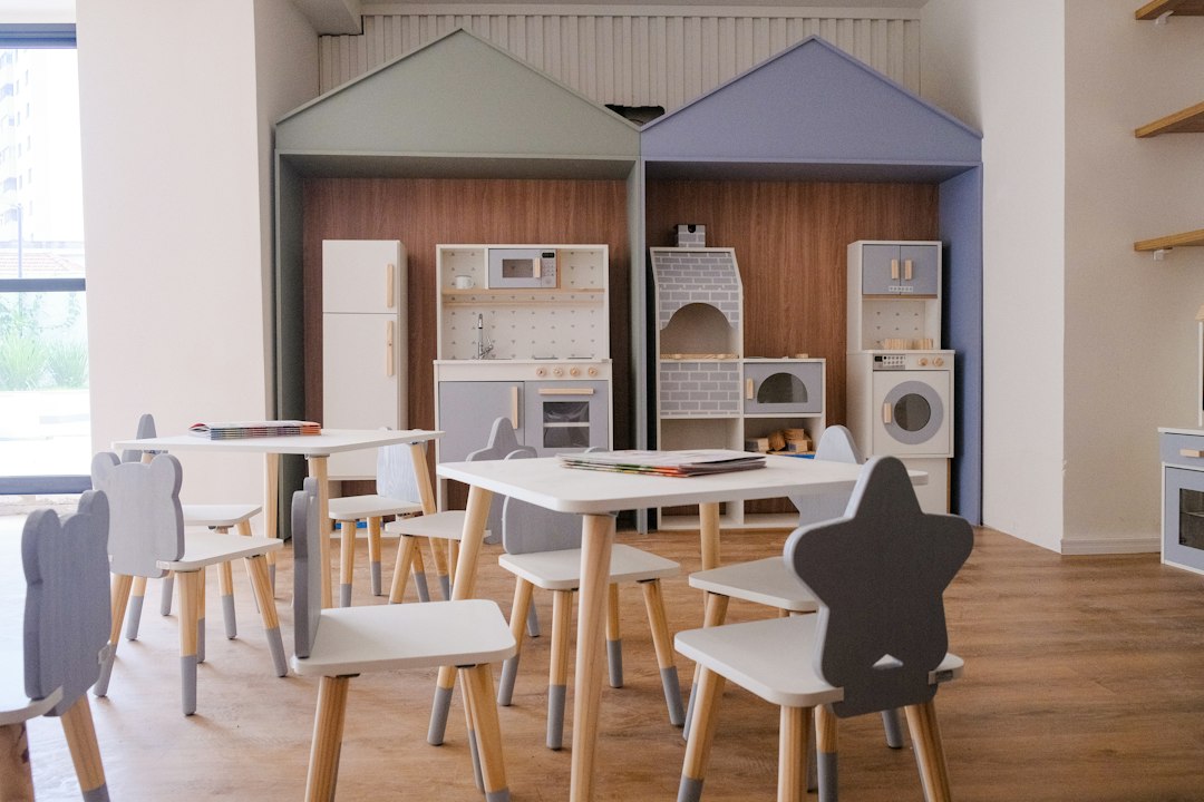 Spielküche und Kindermöbel in einem hellen Kinderzimmer